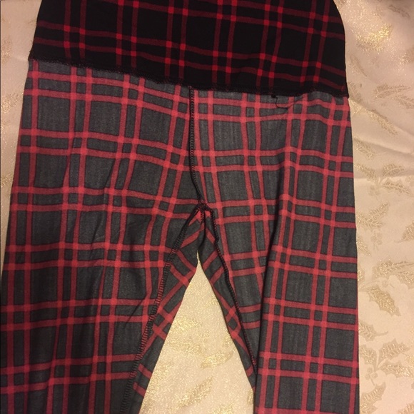 Super Soft Black red plaid fleece lined leggings - Picture 4 of 4